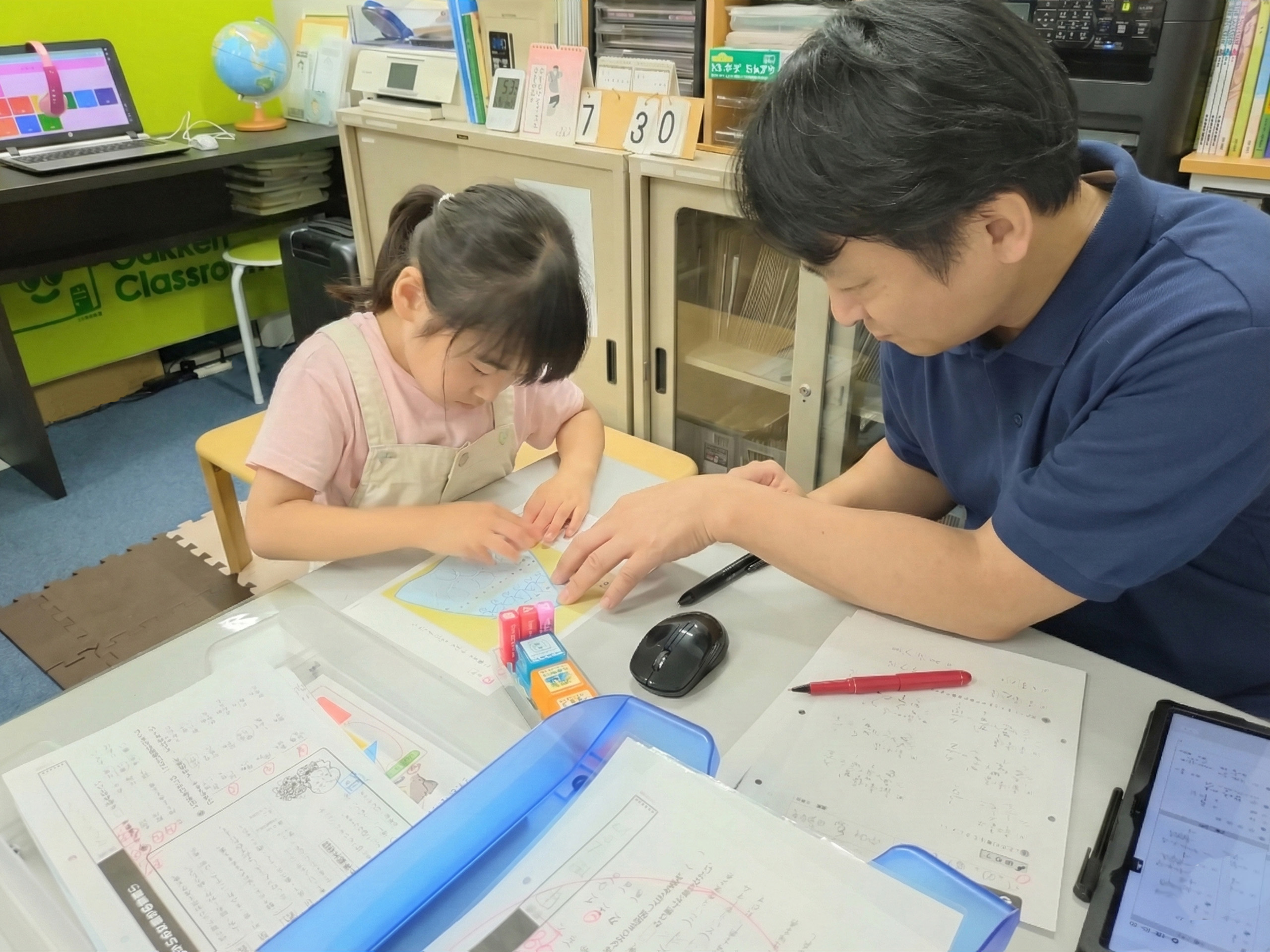 先生が子どもに個別に教えている様子